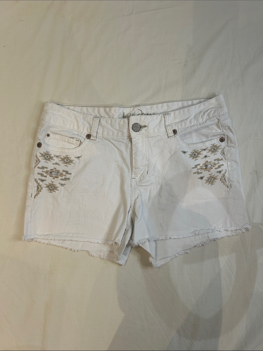 Ariya Jeans White Boho Embroidered Raw Hem Denim Shorts - Size 11/12